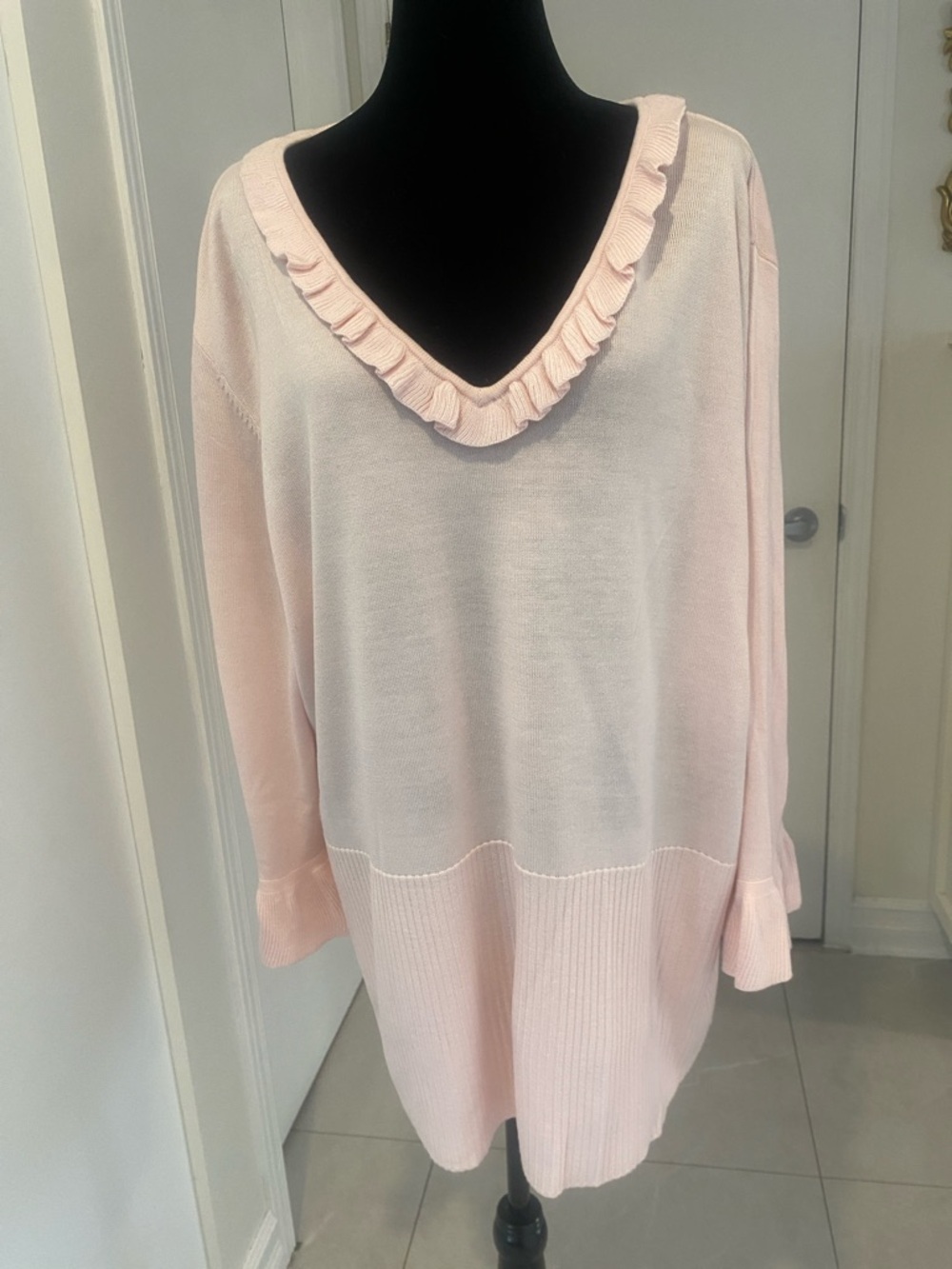 VTG DELTA BURKE long sleeved V-Neck light pink Sweater wth ruffle detail Size 2X